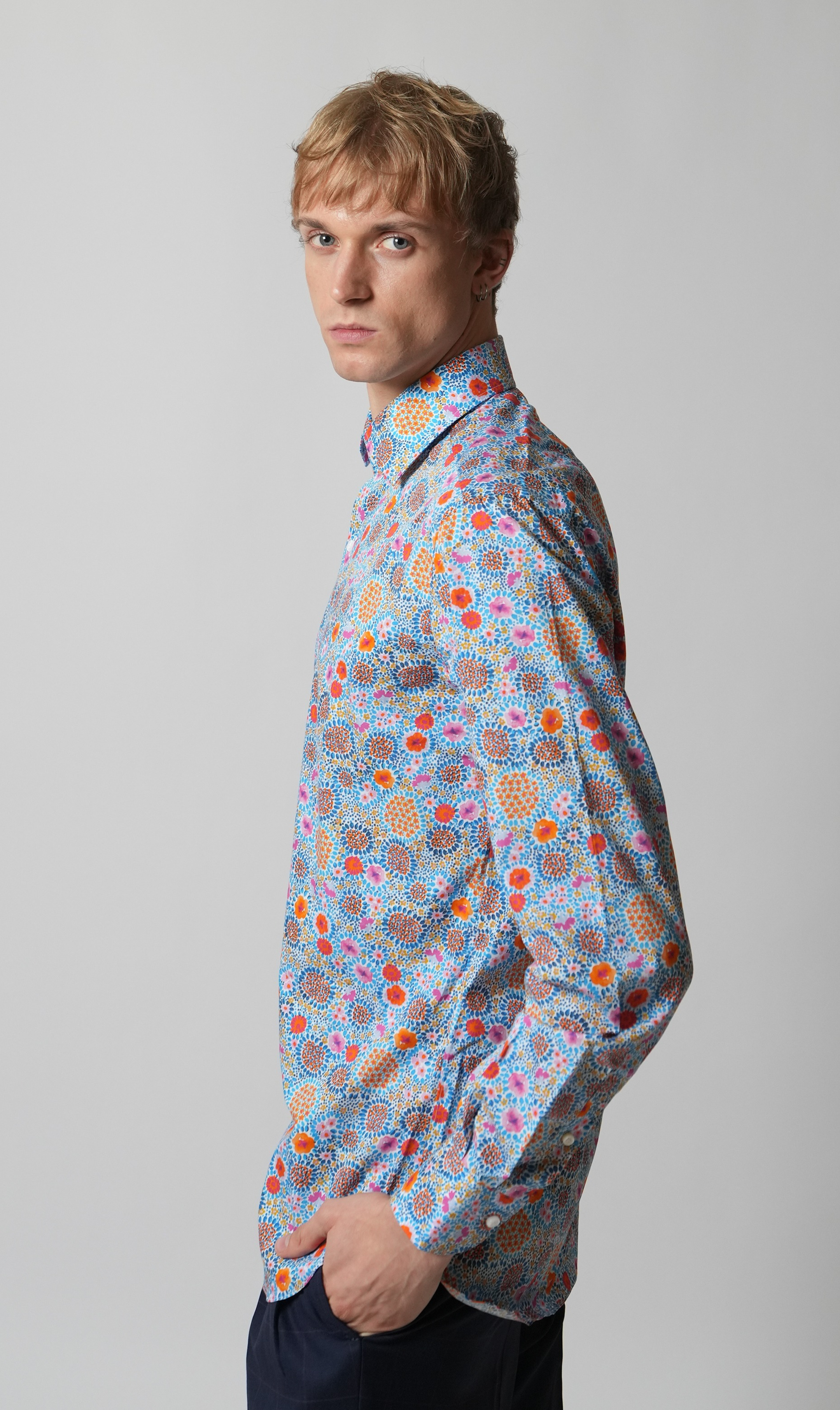 Seitenansicht vom blauen Blumen Slim Fit Herrenhemd am Model – handgemacht in Italien – Henrik
