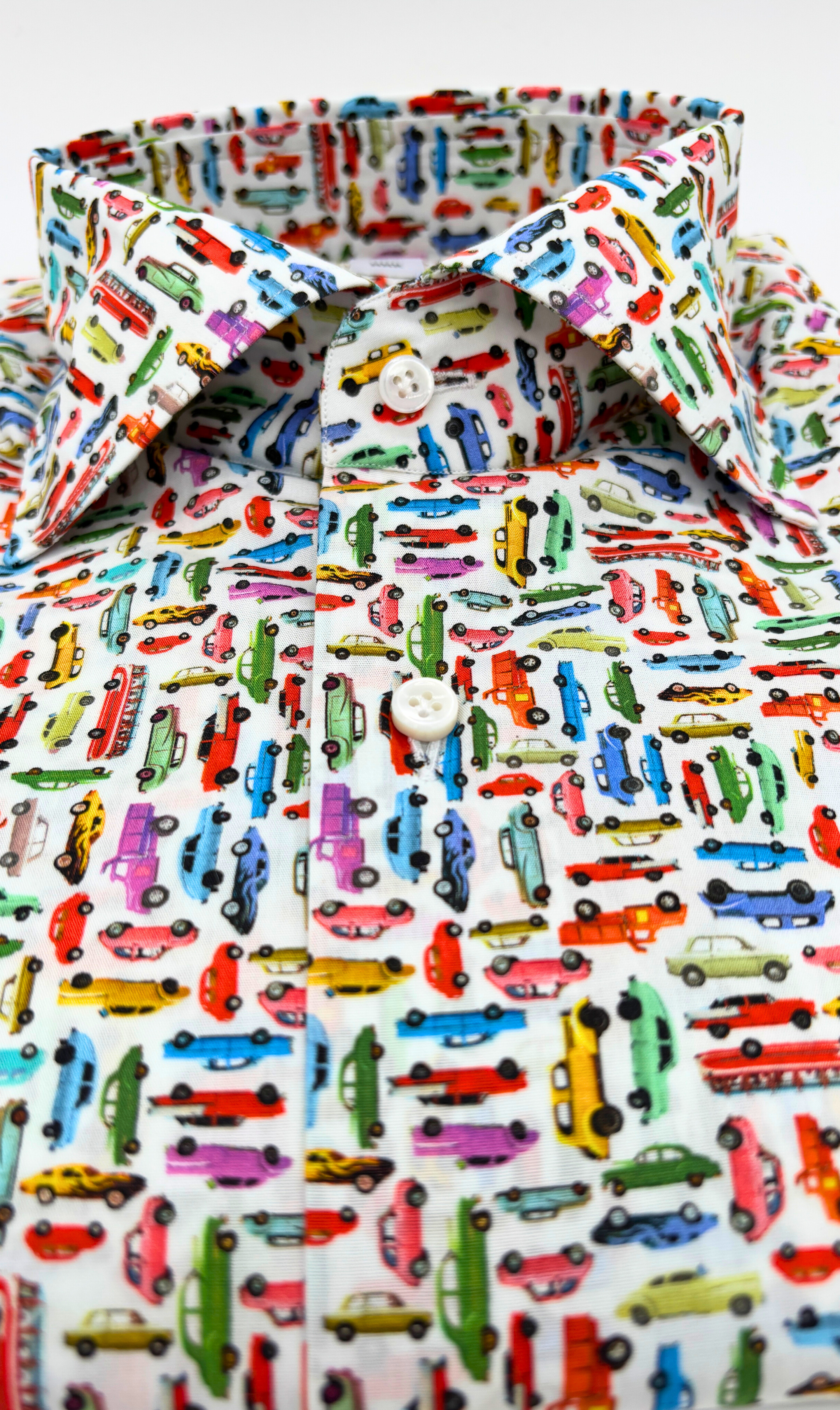 Detailansicht des Softcollar-Kragens und der runden Manschetten des nachhaltigen Herrenhemds mit Auto-Muster.