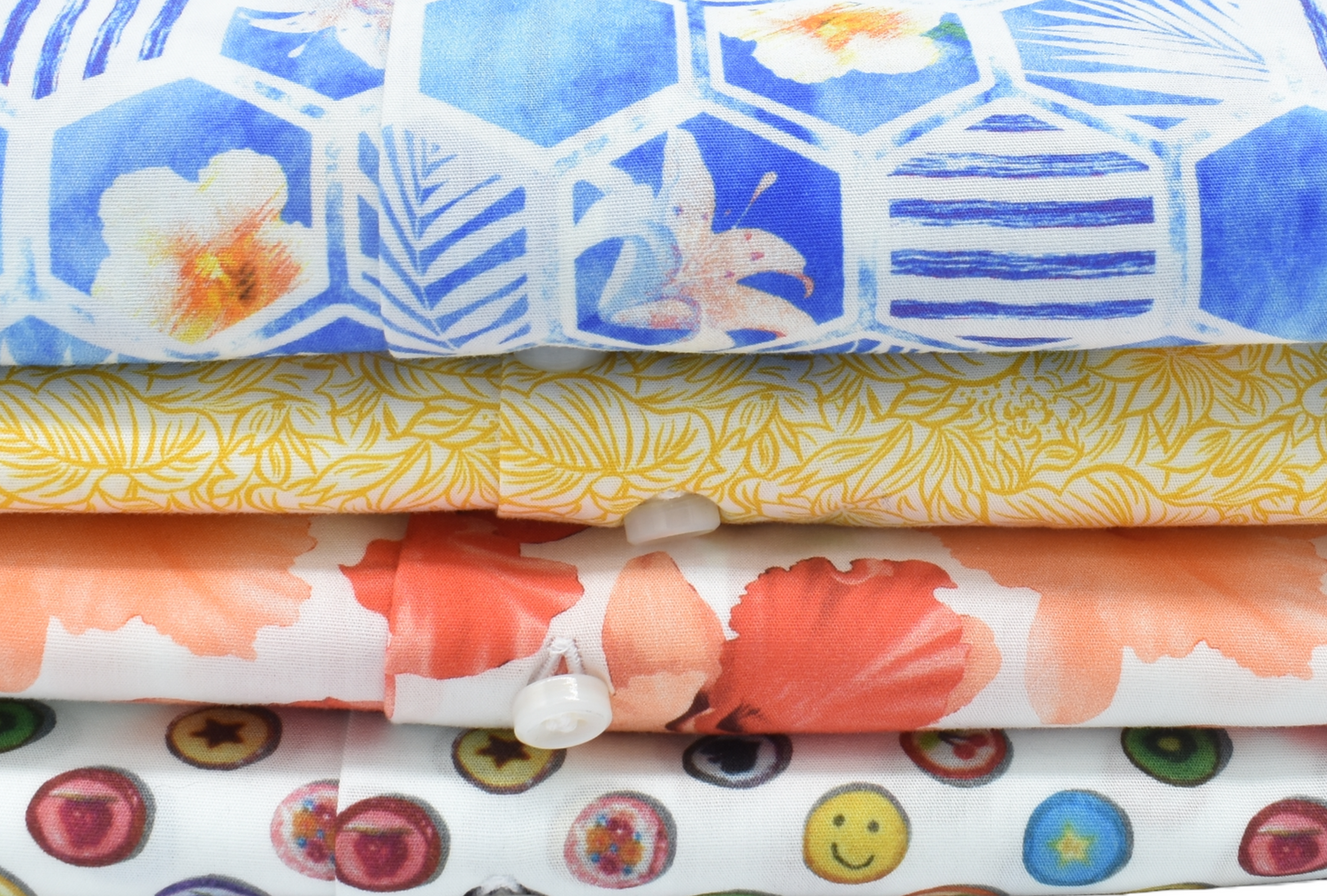 so lagert man Hemden richtig: Gefaltet oder auf einem Bügel für perfekte Form.