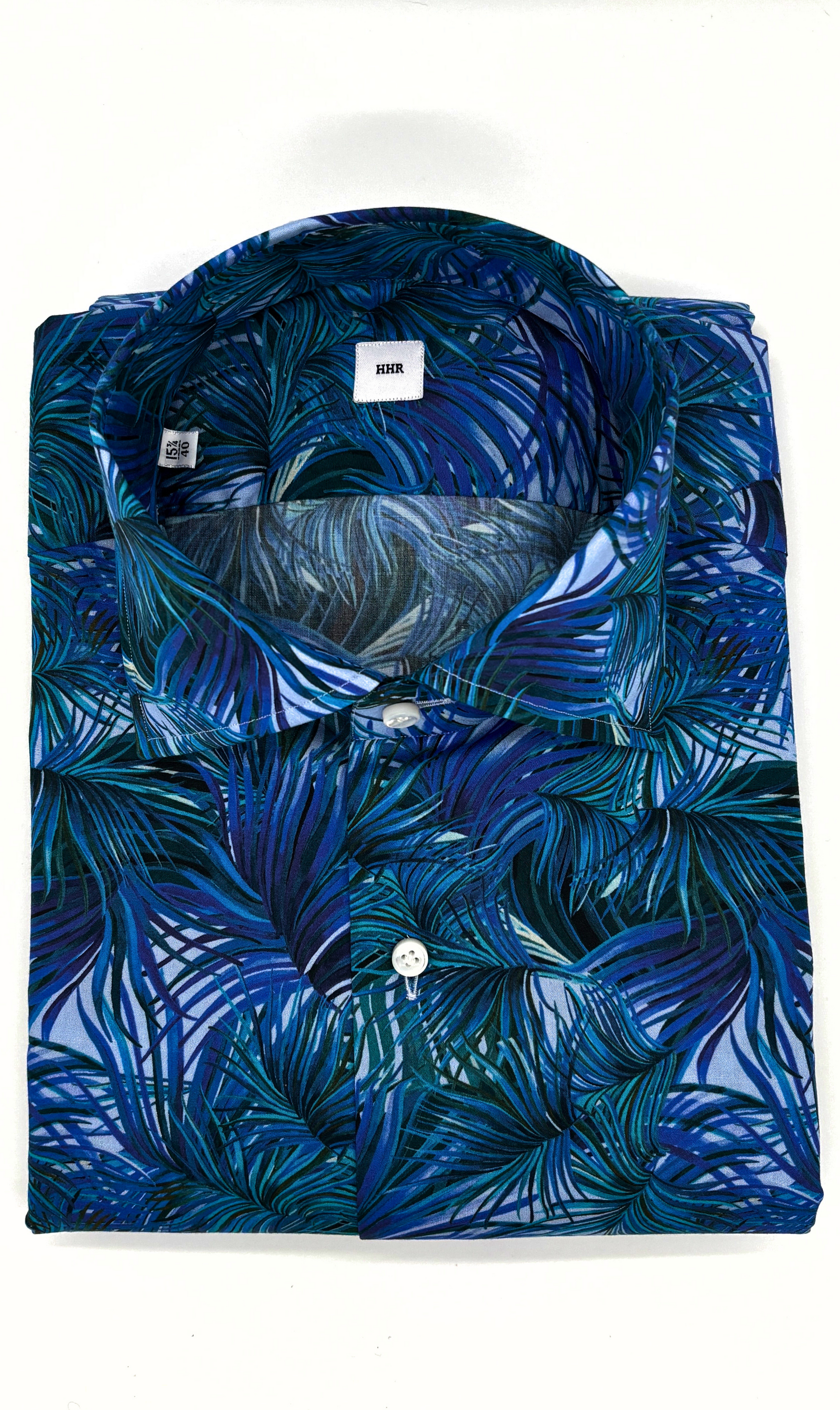 Nachhaltiges Herrenhemd mit n-blauen Palmen Muster, Slim-Fit-Schnitt, handgefertigt in Italien aus ägyptischer Baumwolle.