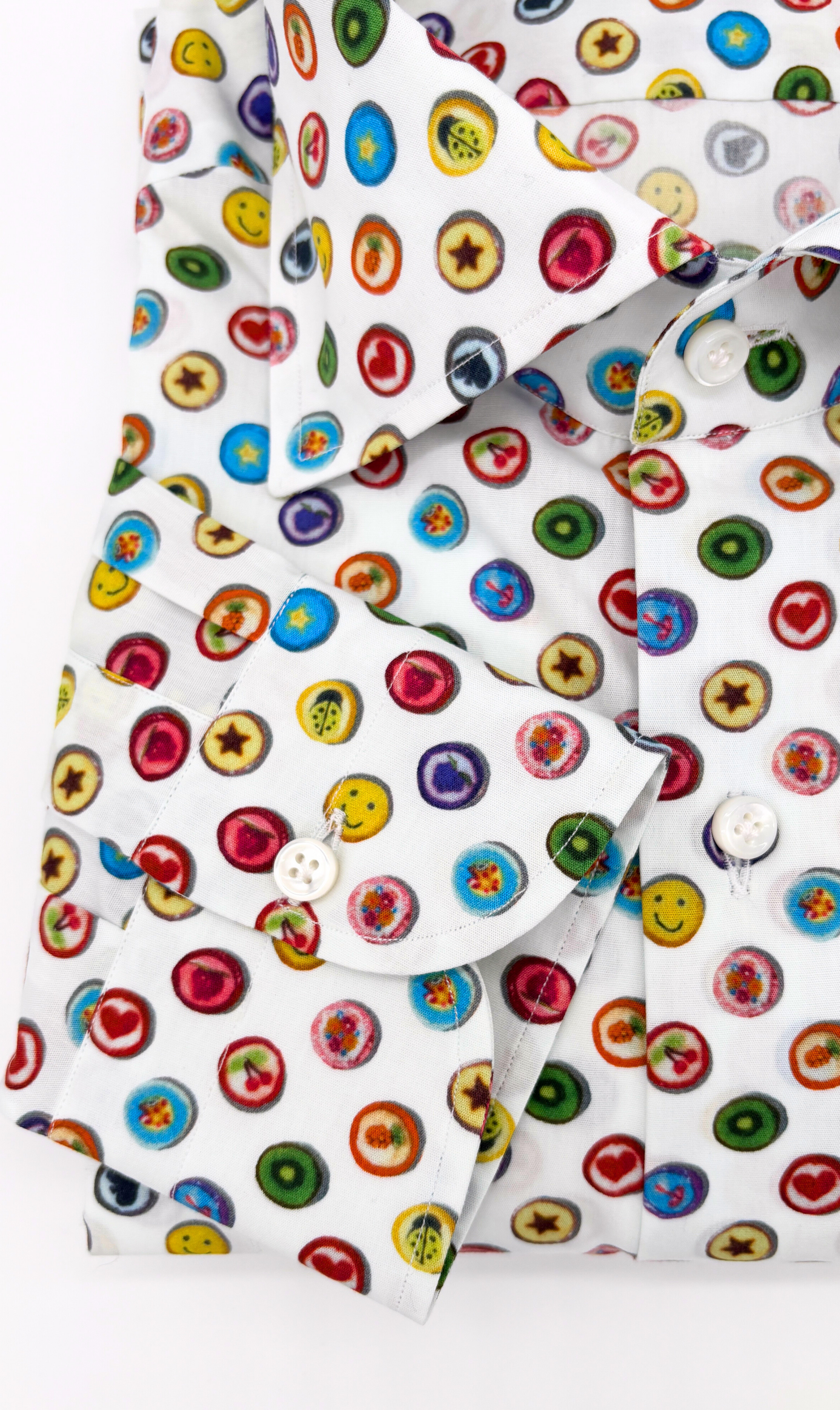 Manschetten und Perlmuttknöpfe des Slim-Fit-Hemds mit bunten Knöpfen-Muster, gefertigt aus ägyptischer Baumwolle in Italien.